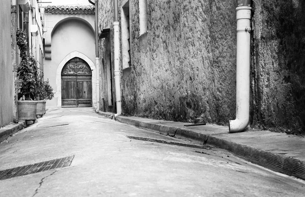 Uma rua tranquila em Antibes, França — Fotografia de Stock