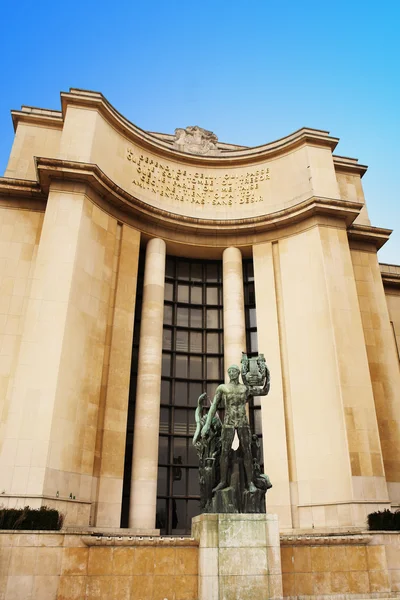 En staty framför en gammal byggnad i paris, Frankrike — Stockfoto