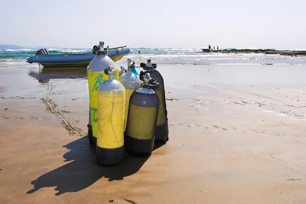 Пляж в Судване с оборудованием для дайвинга на переднем плане и моторная лодка — стоковое фото