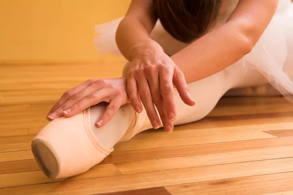 Lady doing ballet in dance studio. — Stock Photo, Image