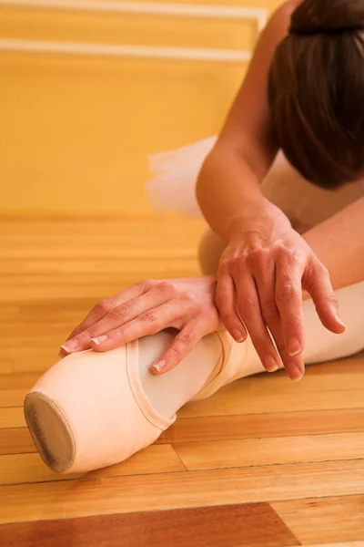 Lady doing ballet in dance studio — Stock Photo, Image