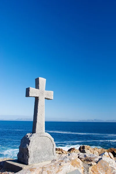 Gammal sten grav i form av ett kors på gordons bay — Stockfoto