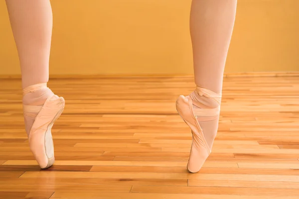 Dama haciendo ballet en un estudio . —  Fotos de Stock