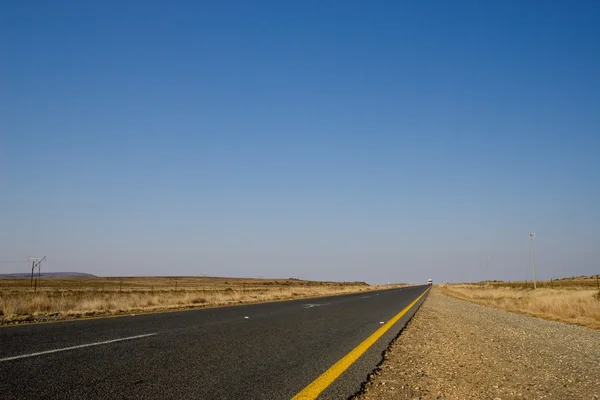 Desolate road just outside Colesberg — Stock Photo, Image