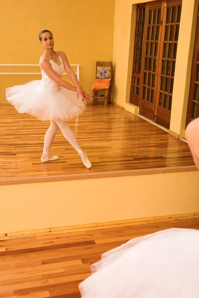 Lady gör balett i en dansstudio. — Stockfoto