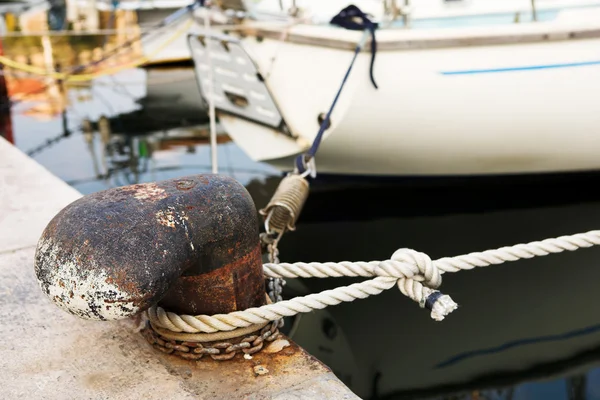 Ein im Hafen von le vieux vor Anker liegendes Boot — Stockfoto
