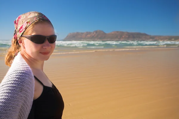 Young adult woman wearing sunglasses standing on the beac — Stock Photo, Image