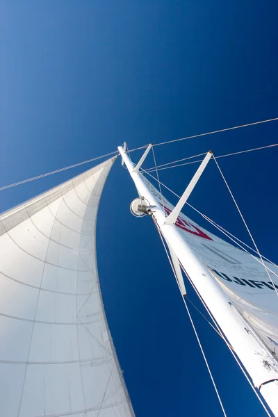 Vit yacht segel och radio mast — Stockfoto