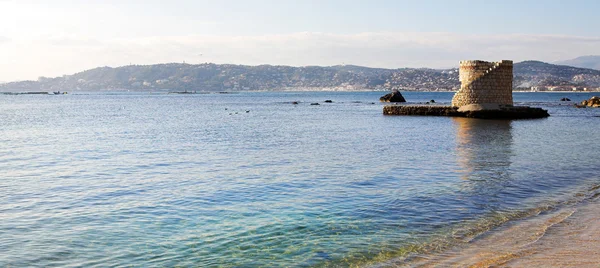 Ruiny otoczone wodą w antibes, Francja — Zdjęcie stockowe