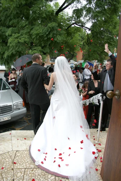 Couple, just married, leaves the church — Stock Photo, Image