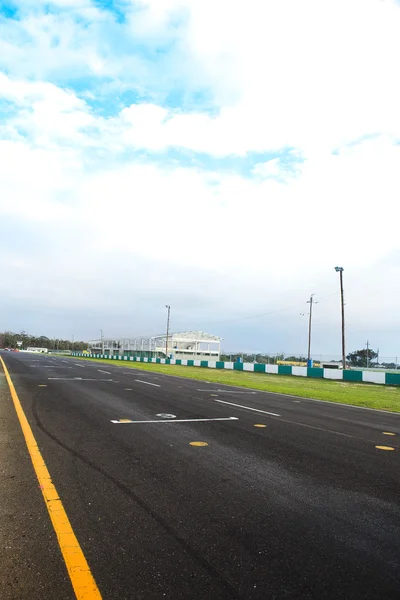 Grelha de partida em frente à pista de pit lane de Killarney Race Track no Cabo Ocidental, África do Sul . — Fotografia de Stock