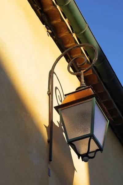 Pouliční lampy na budově — Stock fotografie