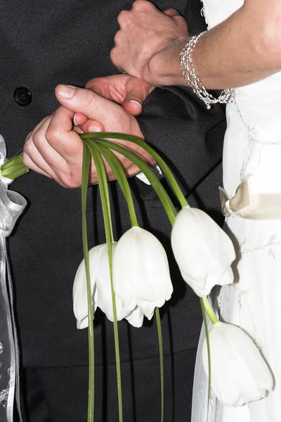 Νύφης και του γαμπρού κρατώντας λουλούδια — Φωτογραφία Αρχείου