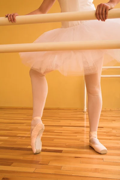 Bailarina en estudio, pose clásica de ballet —  Fotos de Stock