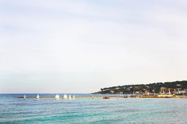 Miasto z widokiem na morze w antibes, Francja. — Zdjęcie stockowe