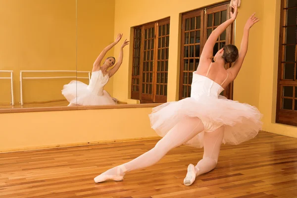 Ballerina in studio, classic ballet pose — Stock Photo, Image