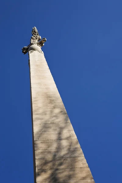 A torre em frente à Igreja da Madeleine em Aix-en-Provence, França — Fotografia de Stock