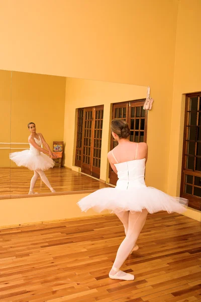 Ballerina in studio, classic ballet pose — Stock Photo, Image