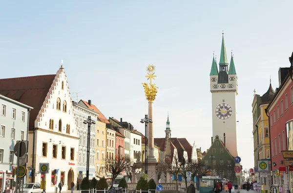 Dreifaltigkeitssäule und Stadtturm in Straubing, Bayern, Deutschland — Stockfoto