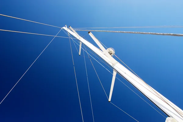 Weißes Yachtsegel und Funkmast mit gerollten Segeln — Stockfoto