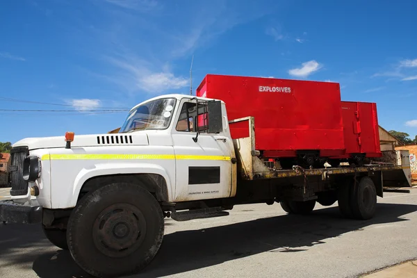 Diesla samochód ciężarowy dostarczanie materiałów wybuchowych kontenerów — Zdjęcie stockowe