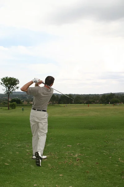 Muž hrající golf — Stock fotografie