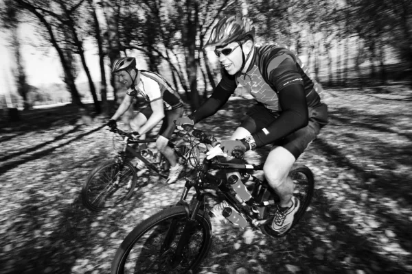 Panning shot di due mountain bike — Foto Stock