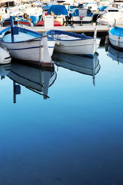 Yachts dans un port d'Antibes, France — Photo