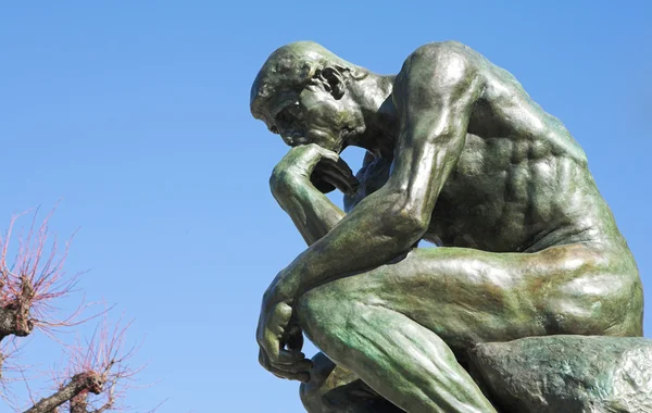 Uma cópia da famosa escultura de bronze de Auguste Rodin — Fotografia de Stock