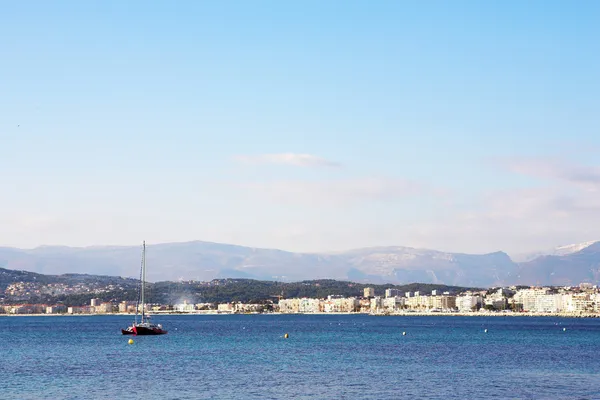 Un yacht sur l'océan à Antibes, France — Photo