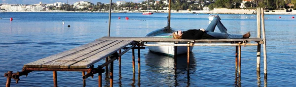 Una persona su un molo ad Antibes, Francia — Foto Stock