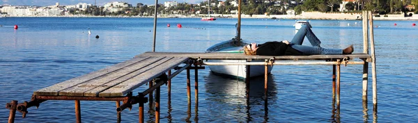 En person på en brygga i antibes, Frankrike — Stockfoto