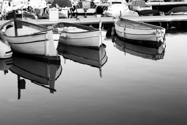 Uno yacht galleggiante ad Antibes, Francia — Foto Stock