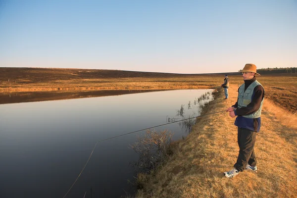 Un pêcheur à la mouche lance une ligne à Dullstroom, Afrique du Sud — Photo