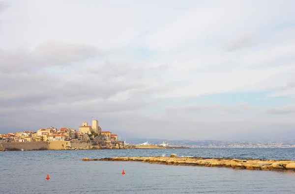 Een stad met uitzicht op de zee in antibes, Frankrijk. kopie ruimte. — Stockfoto