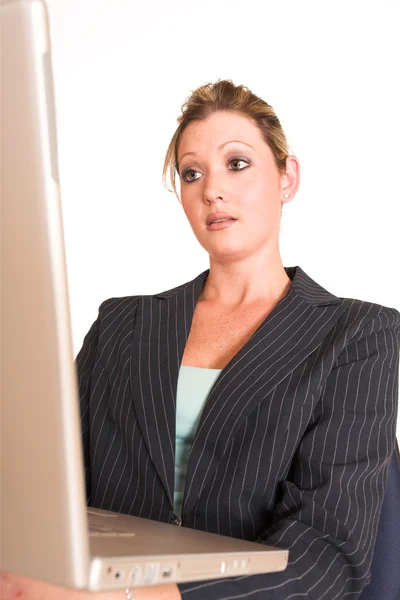 Mujer de negocios trabajando en el ordenador portátil — Foto de Stock