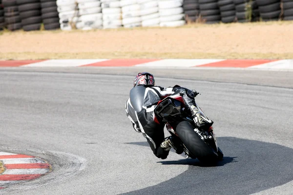 高速度 superbike 的电路上 — 图库照片