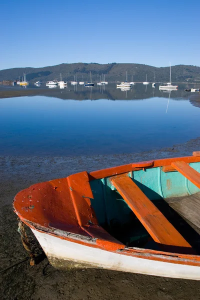 Övergiven båt intill vattnet - knysna hamn, Sydafrika — Stockfoto