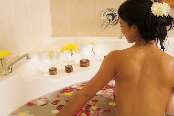 Femme nue dans un bain . — Photo