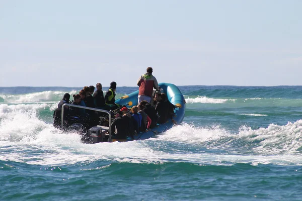 Dykbåten som går ut till havet — Stockfoto