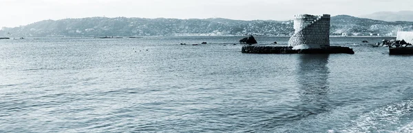 Ruiny otoczone wodą w antibes, Francja. — Zdjęcie stockowe