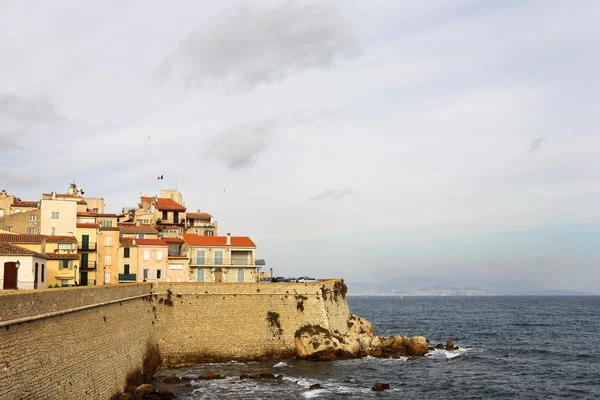 A town overlooking the sea in Antibes, France. — Stock Photo, Image
