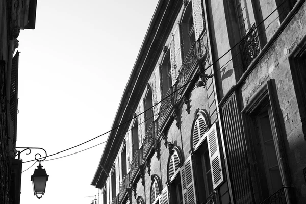 Um edifício em Aix-en-provence, França. Preto e branco . — Fotografia de Stock