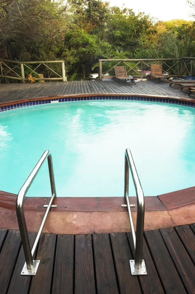 Extérieur d'une piscine dans un lodge — Photo