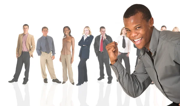 Чёрный африканский бизнесмен стоит перед группой бизнесменов — стоковое фото