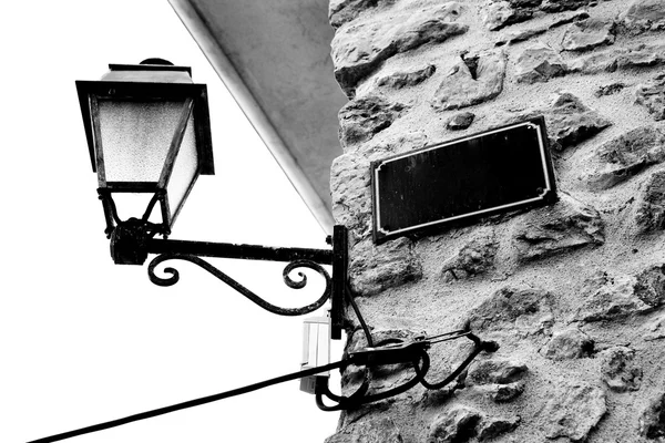 Старые здания с фонариком в Антибе, Франция . — стоковое фото