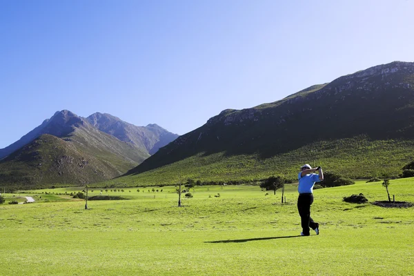 Golfista hrát golf venku v přírodní krajině — Stock fotografie