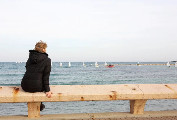 アンティーブの桟橋に座っている人 — ストック写真