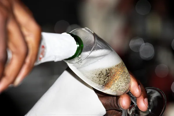 Gieten van een champagne fluit — Stockfoto