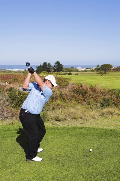 Um golfista jogando golfe ao ar livre na paisagem natural — Fotografia de Stock